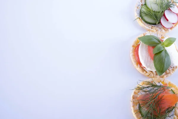 Sobre Mesa Hay Pepino Salmón Tomates Huevo Plátanos Rábanos Sobre — Foto de Stock