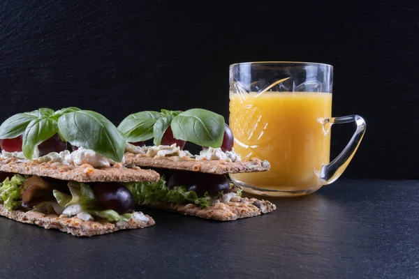 Galletas Saladas Uvas Albahaca Sobre Una Piedra Negra Sobre Mesa —  Fotos de Stock