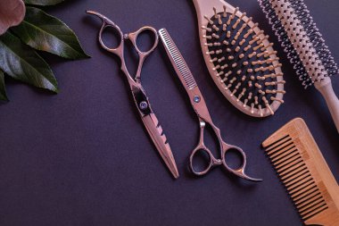 Bir kuaför, tarak ve dekorasyon için bir makas dokunun arka planında ve mavi arka plandaki her şeyde yatar.