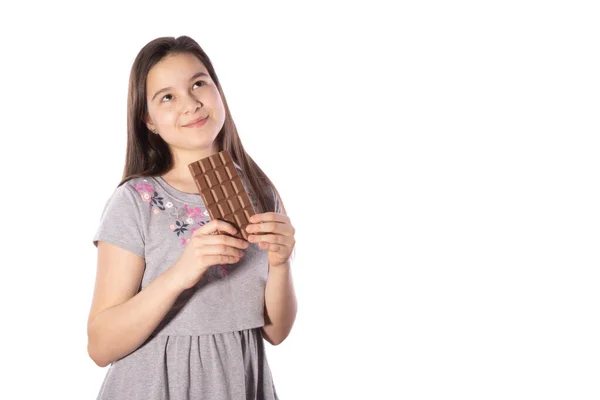 Chica Con Pelo Negro Come Chocolate Disfruta Sobre Fondo Blanco — Foto de Stock