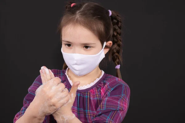 Mała Dziewczynka Maską Twarzy Myje Ręce Mydłem Czarnym Tle — Zdjęcie stockowe