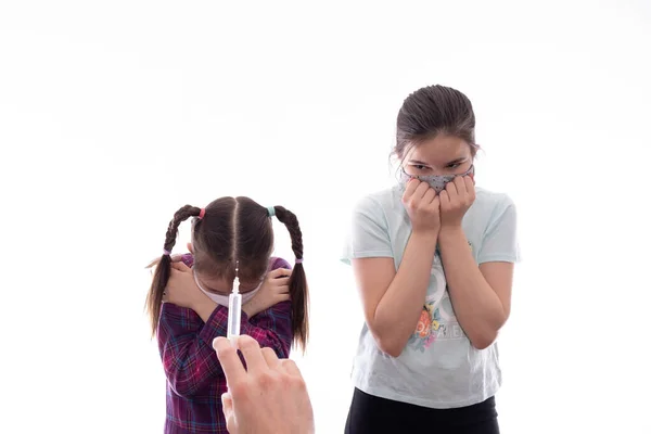 Dvě Dívky Nechtějí Dostat Injekci Bílém Pozadí — Stock fotografie
