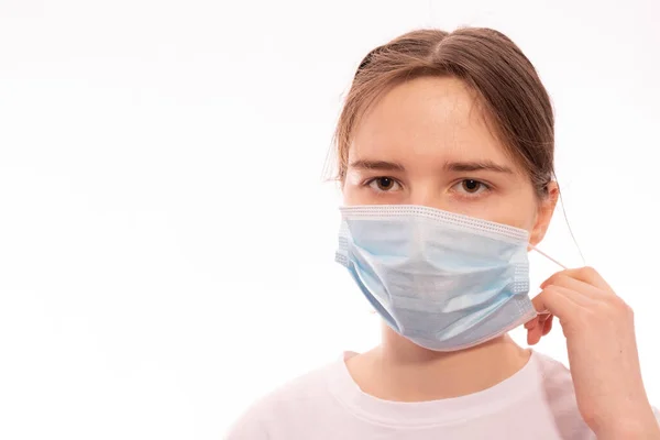 Menina Com Uma Máscara Médica Seu Rosto Quer Tirá Fundo — Fotografia de Stock