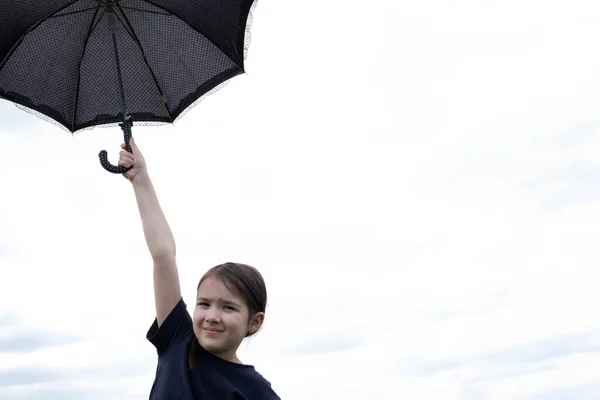 Niña Con Paraguas Negro Cielo Blanco Tarde — Foto de Stock