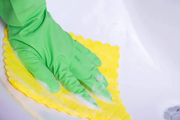 Mujer Con Guantes Verdes Limpia Lavabo Baño Sobre Fondo Blanco — Foto de Stock