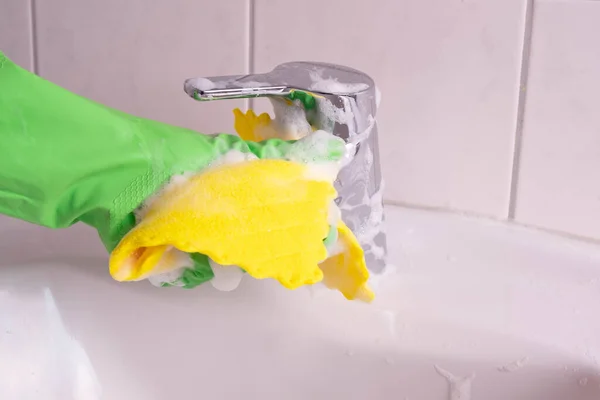 Señora Limpieza Guantes Verdes Limpia Grifo Baño Sobre Fondo Blanco — Foto de Stock