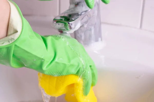 Mujer Con Guantes Lava Lavabo Grifo Agua Baño Sobre Fondo — Foto de Stock