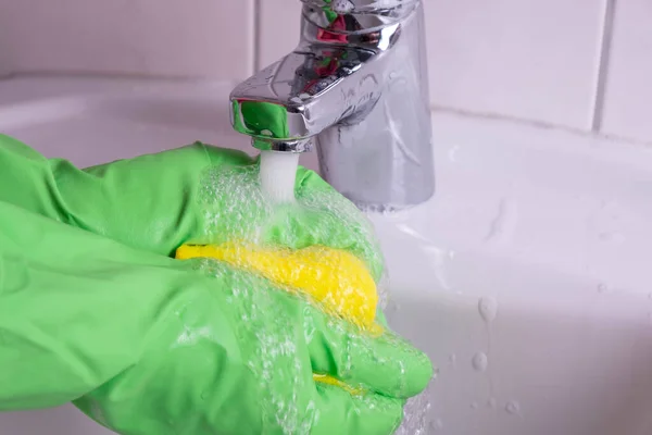 Mujer Con Guantes Limpia Baño Lava Lavabo Grifo Sobre Fondo — Foto de Stock