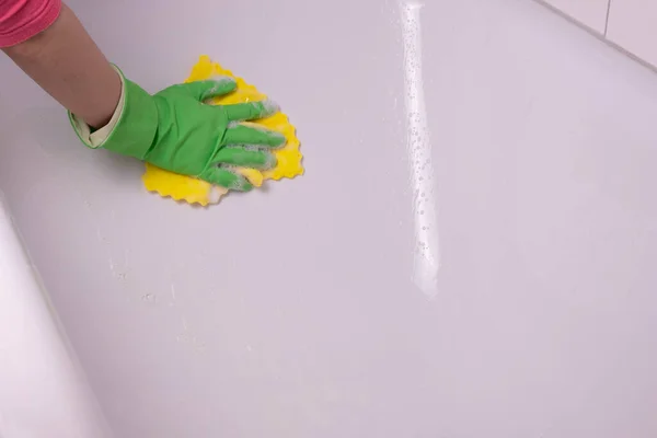 Mujer Con Guantes Verdes Limpia Baño Lava Baño Sobre Fondo — Foto de Stock