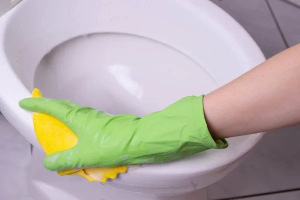 Καθαρίστρια Στο Μπάνιο Πλένει Μια Τουαλέτα Πράσινα Γάντια Λευκό Φόντο — Φωτογραφία Αρχείου
