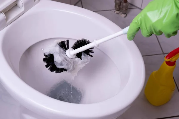 Señora Limpieza Baño Limpia Inodoro Tapado Con Guantes Verdes Detergente — Foto de Stock