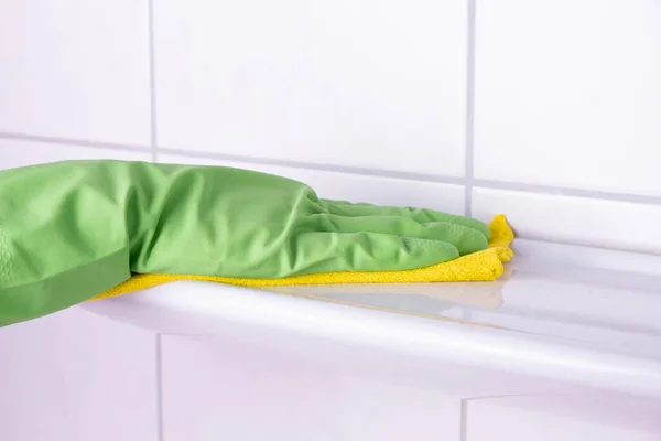 Limpeza Senhora Banheiro Lava Uma Prateleira Luvas Verdes Fundo Branco — Fotografia de Stock