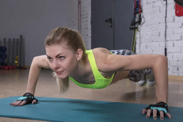 Vrouw op sportschool — Stockfoto