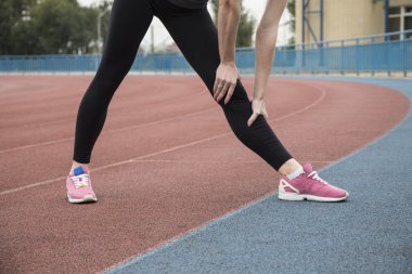 Stadı nda genç kadın