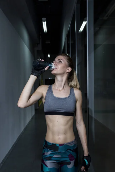 spor salonunda genç kadın giriyor