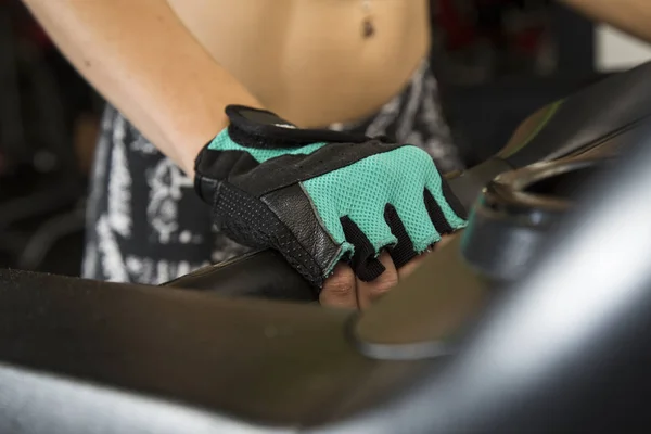 spor salonunda genç kadın giriyor