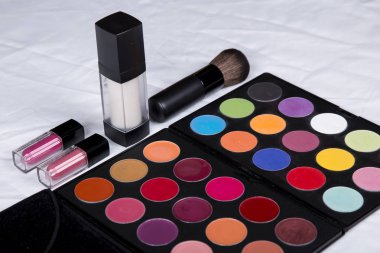 renkli göz farı paleti ve allık makyaj closeup için