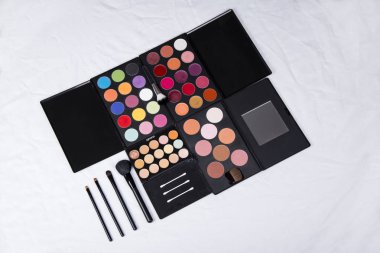 renkli göz farı paleti ve allık makyaj closeup için