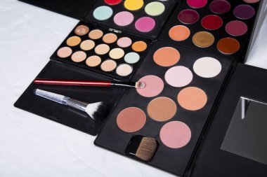 renkli göz farı paleti ve allık makyaj closeup için