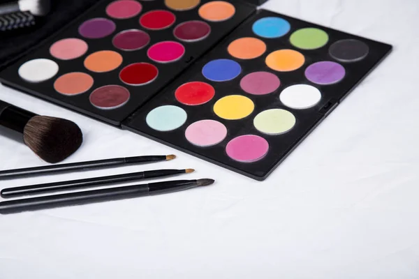 Kolorowe cienie do powiek palette i różu makijaż zbliżenie — Zdjęcie stockowe