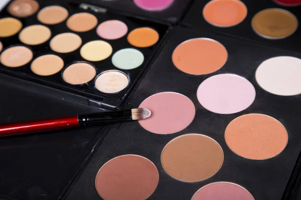 renkli göz farı paleti ve allık makyaj closeup için