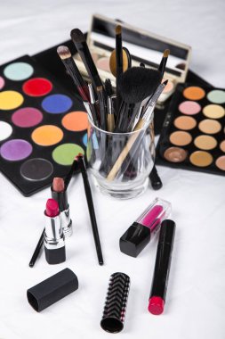 renkli göz farı paleti ve allık makyaj closeup için