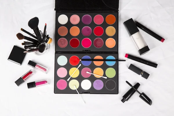 renkli göz farı paleti ve allık makyaj closeup için