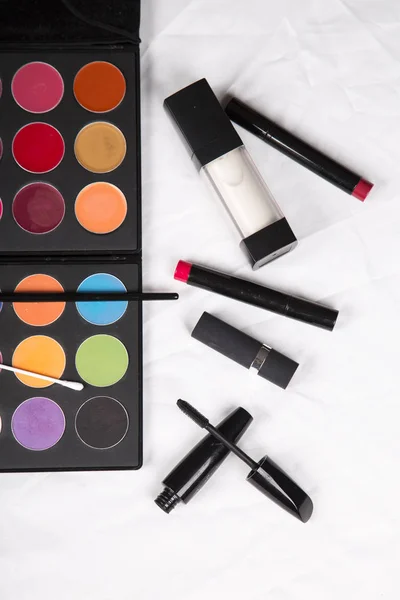 Paleta de sombra colorida e blush para close-up de maquiagem — Fotografia de Stock