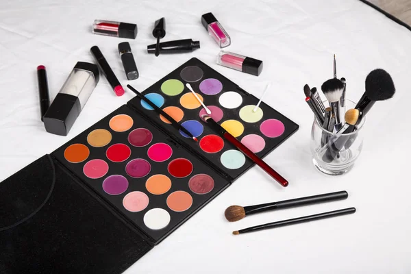 Paleta colorida sombra de ojos y rubor para el maquillaje de cerca — Foto de Stock