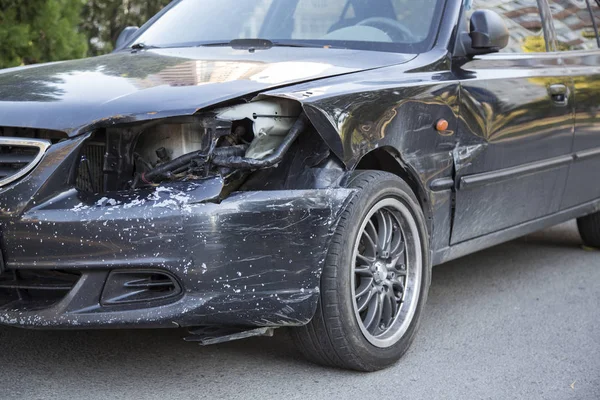 Küçük siyah araba çarpışma sonra hasarlı Far ile