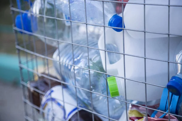 Cam ve plastik şişe çöp Kutusu'ndaki geri dönüşümlü çöp