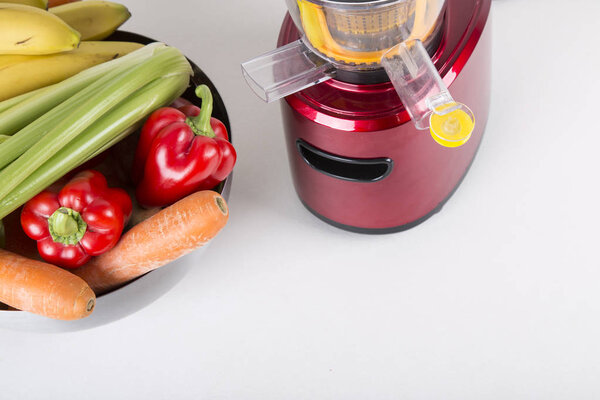 соки свежие красивые яркие овощи и фрукты
