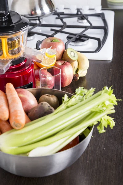 taze güzel parlak sebze ve meyveler Meyve suyu hazırlama