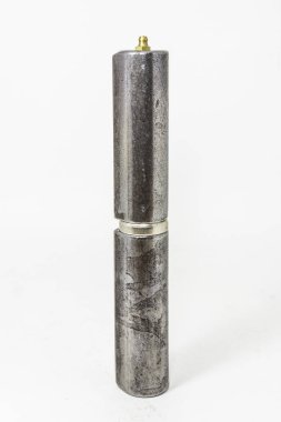 Kapatma menteşesi beyaz arkaplanda izole edildi