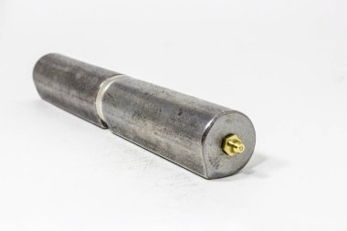 Kapatma menteşesi beyaz arkaplanda izole edildi