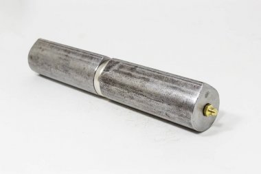 Kapatma menteşesi beyaz arkaplanda izole edildi