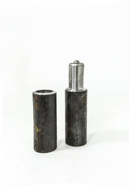 Kapatma menteşesi beyaz arkaplanda izole edildi