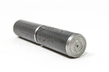 Kapatma menteşesi beyaz arkaplanda izole edildi