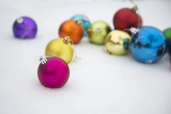 Globos Para Decorar Árbol Navidad Sobre Fondo Nieve Blanca — Foto de Stock