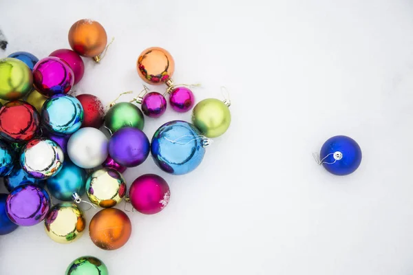Arka Plan Beyaz Kar Üzerinde Noel Ağacı Süslemek Için Balonlar — Stok fotoğraf
