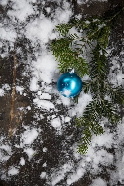 Decoraciones Árbol Navidad Sobre Fondo Madera Nieve — Foto de Stock