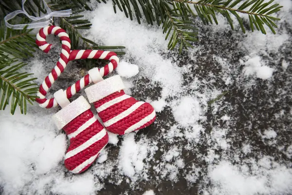 Decoraciones Árbol Navidad Sobre Fondo Madera Nieve — Foto de Stock