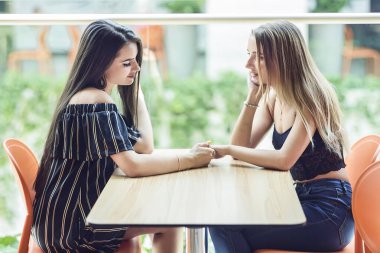 Sevgi ve neşe içinde mutlu sevgililer bir kafede birlikte vakit geçirirler.