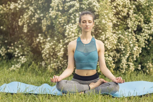 Junge Kaukasische Frau Meditiert Lotusposition Yoga Park — Stockfoto