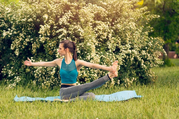 Junge Kaukasische Frau Macht Yoga Park — Stockfoto