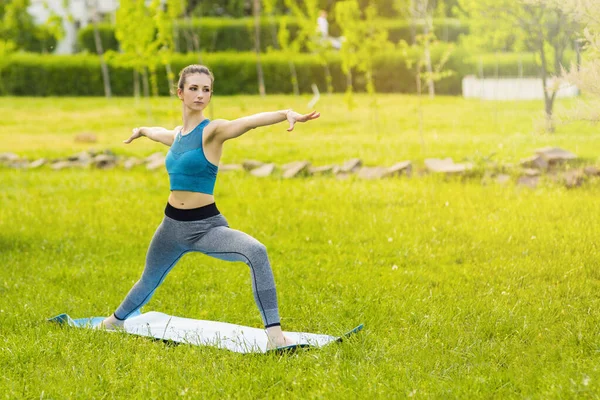 Junge Kaukasische Frau Macht Yoga Park — Stockfoto