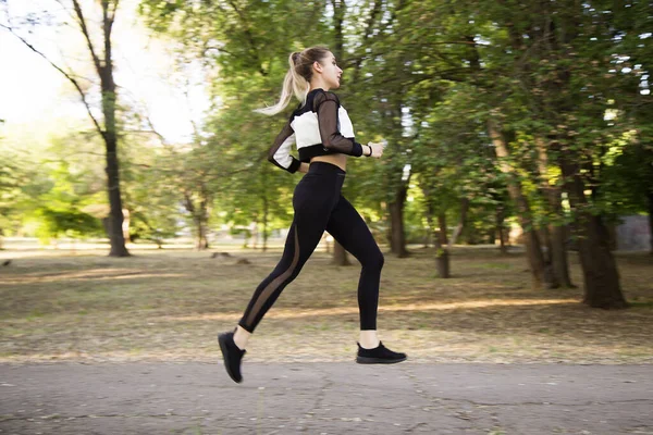 Jeune Femme Jogging Dans Parc — Photo