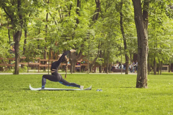 Jonge Blanke Vrouw Doet Yoga Het Park — Stockfoto