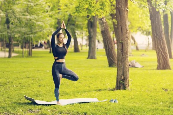 Junge Kaukasische Frau Macht Yoga Park — Stockfoto