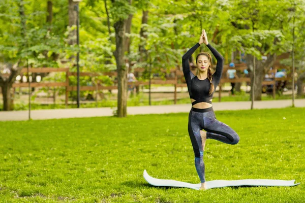 Junge Kaukasische Frau Macht Yoga Park — Stockfoto